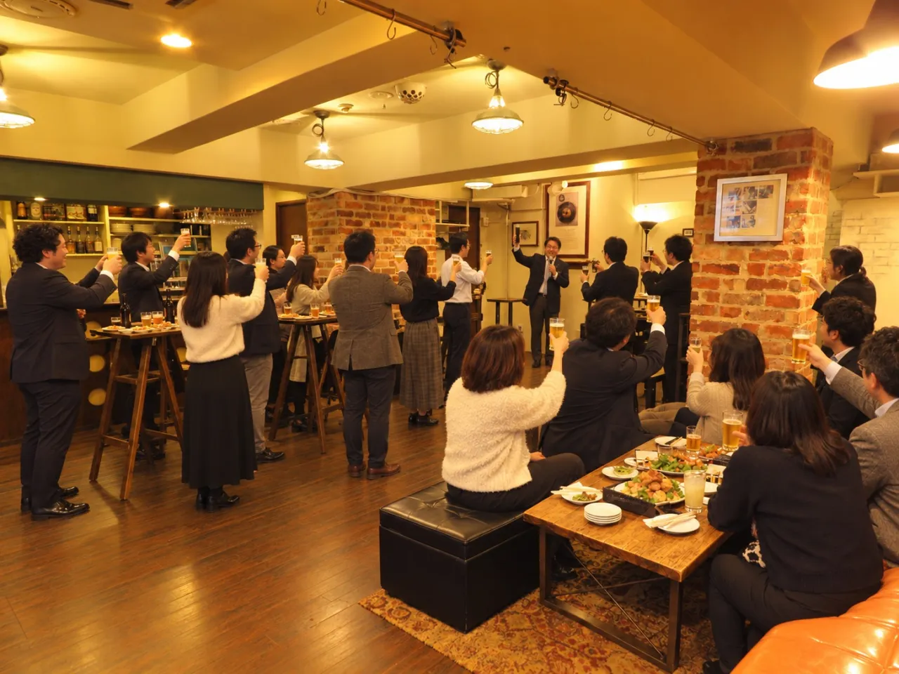 新年会の挨拶・乾杯・締め完全ガイド|誰に頼む?順番・時間・司会の進め方